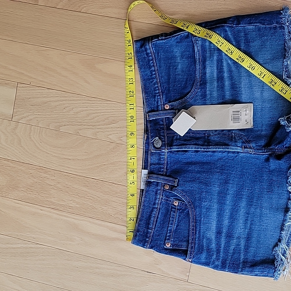 Levi's 501 Mid Rise Button Fly Denim Shorts With A Raw Hem - Picture 13 of 13